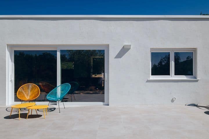 fachada blanca casa