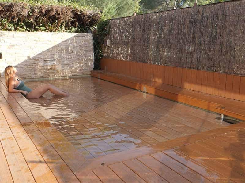 Piscina suelo madera