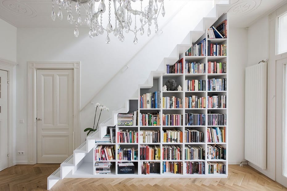libreria debajo de la escalera