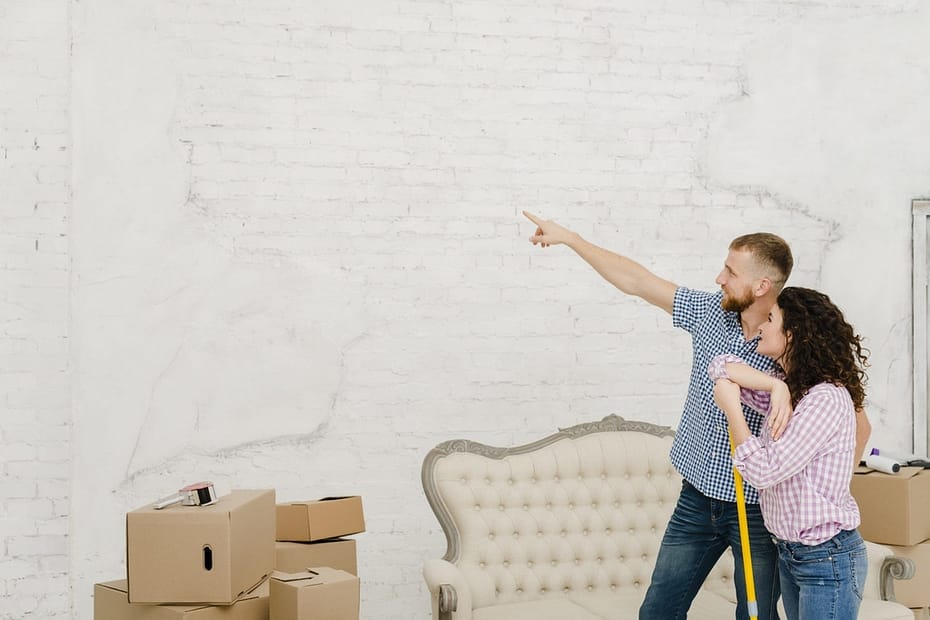 pareja reformando su casa